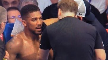 Anthony Joshua fotografió hablando con su entrenador justo antes de la quinta ronda de la pelea por el título mundial de peso pesado de la FIB del sábado contra Daniel Dubois en el estadio Wembley de Londres.