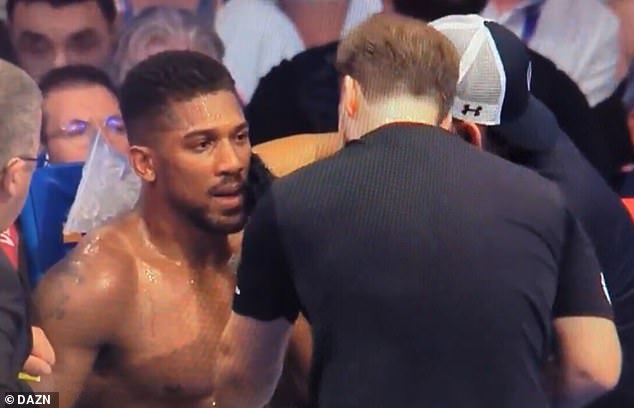 Anthony Joshua fotografió hablando con su entrenador justo antes de la quinta ronda de la pelea por el título mundial de peso pesado de la FIB del sábado contra Daniel Dubois en el estadio Wembley de Londres.