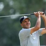 Rocco Mediate observa cómo su bola vuela hasta el octavo green del Timquana Country Club el 4 de octubre durante la primera ronda del Constellation Furyk & Friends.