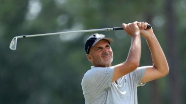 Rocco Mediate observa cómo su bola vuela hasta el octavo green del Timquana Country Club el 4 de octubre durante la primera ronda del Constellation Furyk & Friends.