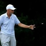 Rocco Mediate arroja su cigarro al suelo en el cuarto hoyo del Timuquana Country Club para realizar un tiro durante la segunda ronda del Constellation Furyk & Friends el 5 de octubre.