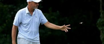 Rocco Mediate arroja su cigarro al suelo en el cuarto hoyo del Timuquana Country Club para realizar un tiro durante la segunda ronda del Constellation Furyk & Friends el 5 de octubre.