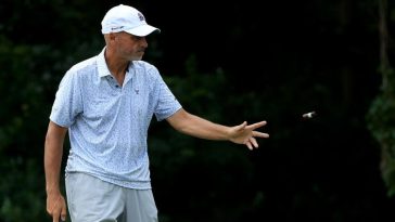 Rocco Mediate arroja su cigarro al suelo en el cuarto hoyo del Timuquana Country Club para realizar un tiro durante la segunda ronda del Constellation Furyk & Friends el 5 de octubre.