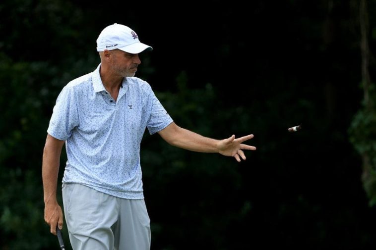 Rocco Mediate arroja su cigarro al suelo en el cuarto hoyo del Timuquana Country Club para realizar un tiro durante la segunda ronda del Constellation Furyk & Friends el 5 de octubre.