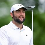 LOUISVILLE, KENTUCKY - 15 DE MAYO: Scottie Scheffler de los Estados Unidos sale del tee 11 durante una ronda de práctica previa al Campeonato de la PGA 2024 en Valhalla Golf Club el 15 de mayo de 2024 en Louisville, Kentucky. (Foto de Ross Kinnaird/Getty Images)