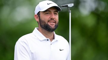 LOUISVILLE, KENTUCKY - 15 DE MAYO: Scottie Scheffler de los Estados Unidos sale del tee 11 durante una ronda de práctica previa al Campeonato de la PGA 2024 en Valhalla Golf Club el 15 de mayo de 2024 en Louisville, Kentucky. (Foto de Ross Kinnaird/Getty Images)