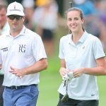 SILVIS, ILLINOIS - 5 DE JULIO: Zach Johnson de los Estados Unidos habla con Caitlin Clark de los Iowa Hawkeyes durante el pro-am previo al John Deere Classic en TPC Deere Run el 5 de julio de 2023 en Silvis, Illinois. (Foto de Michael Reaves/Getty Images)