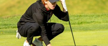 El golfista de St. John's, Derek Mulligan, coloca su bola en el sexto green el martes durante los campeonatos de la División 1 Central en Pleasant Valley Country Club en Sutton.