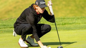 El golfista de St. John's, Derek Mulligan, coloca su bola en el sexto green el martes durante los campeonatos de la División 1 Central en Pleasant Valley Country Club en Sutton.