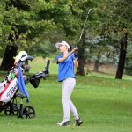 Chaeyeon Kim, estudiante de primer año de Mansfield St. Peters, realiza un tiro de aproximación en el hoyo 12 en Sycamore Springs en el torneo de golf del distrito de la División II.