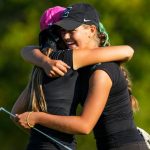 La estudiante de tercer año de Noblesville, Josie Kelley, abraza a la campeona estatal y estudiante de primer año Taylor Snively en el hoyo 18 el sábado 5 de octubre de 2024, durante la segunda ronda del campeonato estatal de golf femenino IHSAA 2024-25 en Prairie View Golf Club en Carmel, Indiana.