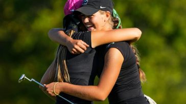 La estudiante de tercer año de Noblesville, Josie Kelley, abraza a la campeona estatal y estudiante de primer año Taylor Snively en el hoyo 18 el sábado 5 de octubre de 2024, durante la segunda ronda del campeonato estatal de golf femenino IHSAA 2024-25 en Prairie View Golf Club en Carmel, Indiana.