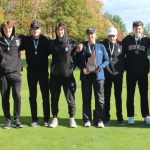 Los miembros del equipo de golf de Dover High School posan con la placa de subcampeón de la División I después de quedar en segundo lugar detrás de Bedford en el campeonato por equipos de la División I del martes en Canterbury Woods Country Club.