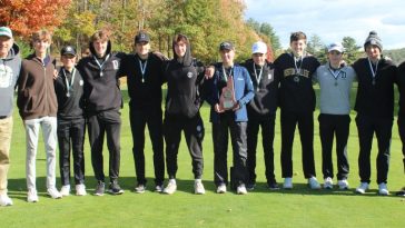 Los miembros del equipo de golf de Dover High School posan con la placa de subcampeón de la División I después de quedar en segundo lugar detrás de Bedford en el campeonato por equipos de la División I del martes en Canterbury Woods Country Club.