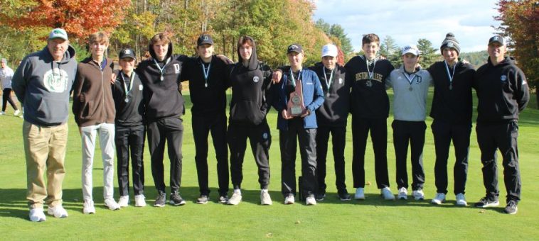 Los miembros del equipo de golf de Dover High School posan con la placa de subcampeón de la División I después de quedar en segundo lugar detrás de Bedford en el campeonato por equipos de la División I del martes en Canterbury Woods Country Club.