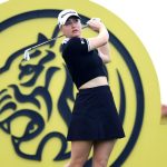 KUALA LUMPUR, MALASIA - 27 DE OCTUBRE: Charley Hull de Inglaterra realiza su golpe de salida en el hoyo 10 durante la ronda final del Campeonato Maybank 2024 en Kuala Lumpur Golf & Country Club el 27 de octubre de 2024 en Kuala Lumpur, Malasia. (Foto de Suhaimi Abdullah/Getty Images)