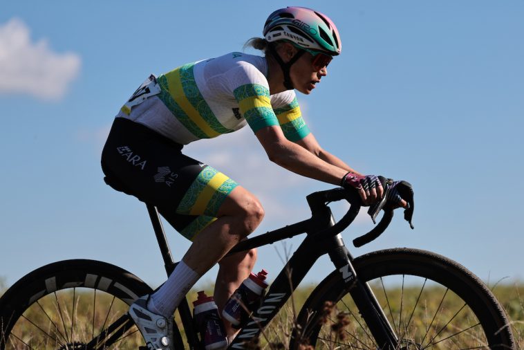 Un llano, una persecución y una tarea imposible: el Campeonato Mundial de Gravel UCI 2024 de Tiffany Cromwell