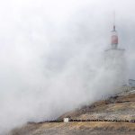 MALAUCENE FRANCIA 7 DE JULIO El pelotón pasando por el paisaje montañoso del Mont Ventoux a 1910 m durante el 108.o Tour de Francia 2021 Etapa 11, una etapa de 1989 km desde Sorgues hasta Malaucne Fog LeTour TDF2021 el 7 de julio de 2021 en Malaucene France Foto de Tim de WaeleGetty Images