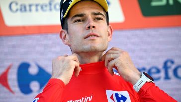 ¿Wout van Aert se disfraza y canta como una ardilla en la televisión belga?