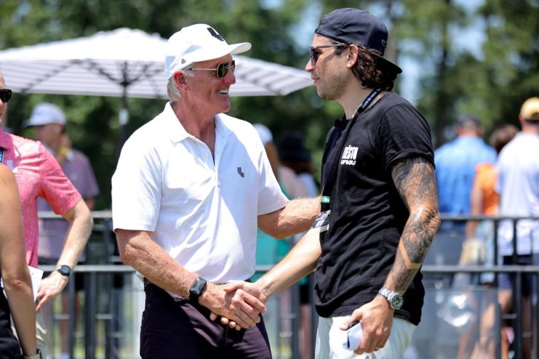 7 de junio de 2024; Houston, Texas, Estados Unidos; El ex golfista de la PGA y director ejecutivo de LIV Golf Investments Greg Norman (izquierda) le da la mano a un asistente durante la primera ronda del torneo de golf LIV Golf Houston en el Golf Club of Houston. Crédito obligatorio: Erik Williams-USA TODAY Deportes