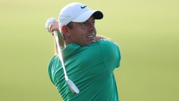 Rory McIlroy de Irlanda del Norte juega un tiro durante el Pro-Am previo al Campeonato HSBC de Abu Dhabi 2024 en el campo de golf Yas Links el 6 de noviembre de 2024 en Abu Dhabi, Emiratos Árabes Unidos. (Foto de Richard Heathcote/Getty Images)