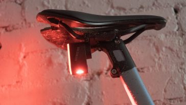 La parte inferior de una luz trasera de bicicleta que muestra una gran bombilla LED roja.