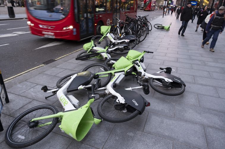 Amenazan con multas por tomar medidas drásticas contra el "estacionamiento problemático" de bicicletas eléctricas en Londres