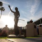 La estatua de Dinah Shore se ve junto al green 18 durante la tercera ronda del Campeonato Chevron en Mission Hills Country Club en Rancho Mirage, California, el sábado 2 de abril de 2022.