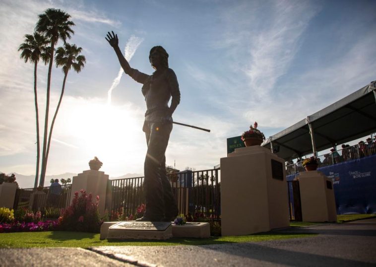 La estatua de Dinah Shore se ve junto al green 18 durante la tercera ronda del Campeonato Chevron en Mission Hills Country Club en Rancho Mirage, California, el sábado 2 de abril de 2022.