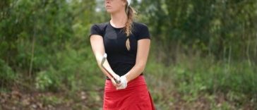 Ava Kight, estudiante de último año de Seacoast Collegiate High School, firma una beca de golf con la Universidad del Sur de Mississippi.