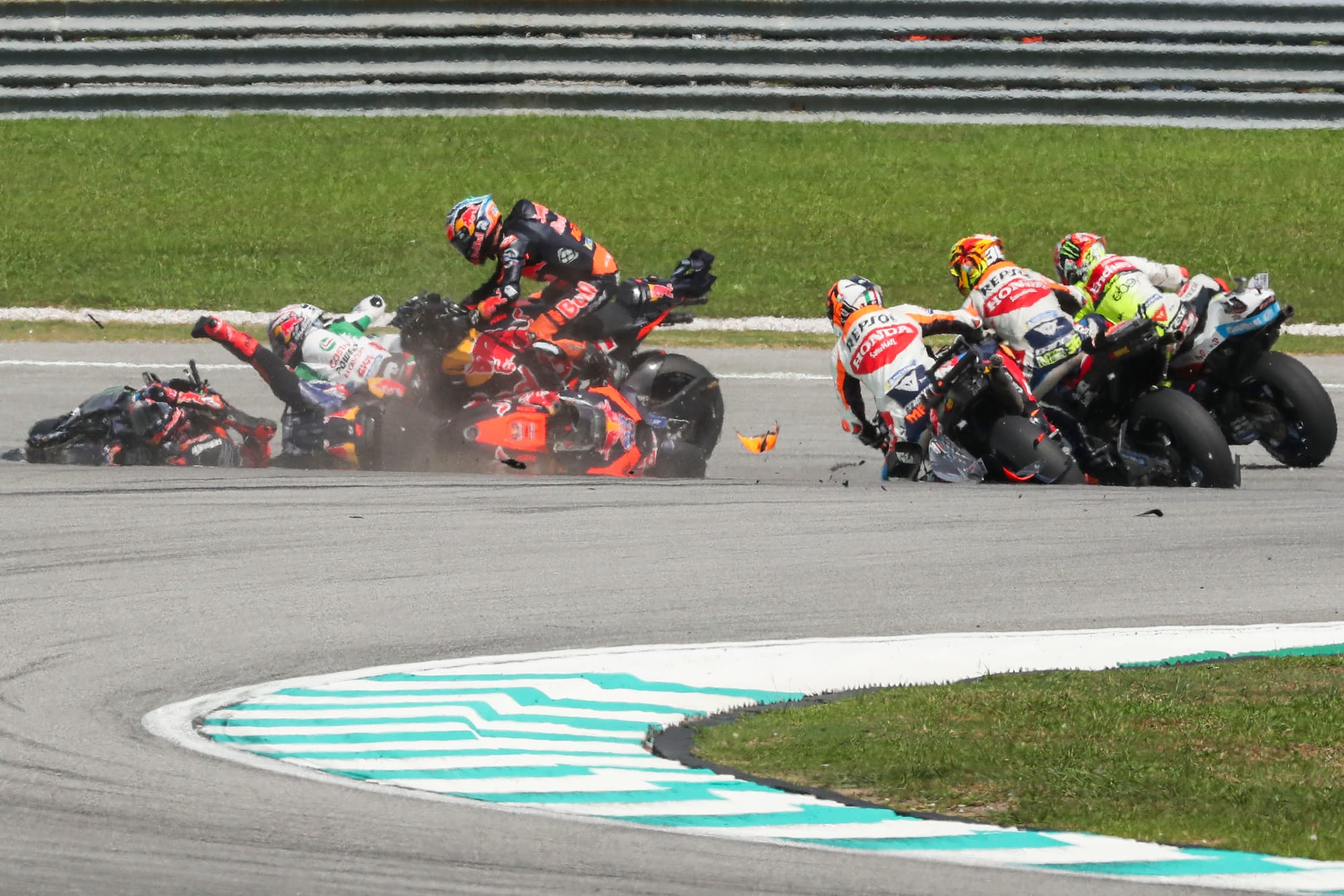 Bagnaia mantiene viva la lucha por el título de MotoGP al ganar una batalla épica