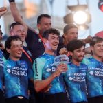 Ben O'Connor del equipo Décathlon-AG2R La Mondiale celebra con sus compañeros en el podio después de la última etapa de la Vuelta a España, una carrera contrarreloj de 24,6 km entre Madrid y Madrid, el 8 de septiembre de 2024. (Foto por Óscar del Pozo / AFP)