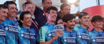 Ben O'Connor del equipo Décathlon-AG2R La Mondiale celebra con sus compañeros en el podio después de la última etapa de la Vuelta a España, una carrera contrarreloj de 24,6 km entre Madrid y Madrid, el 8 de septiembre de 2024. (Foto por Óscar del Pozo / AFP)