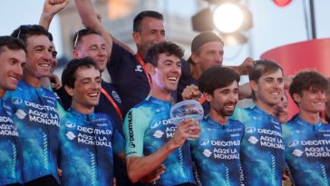 Ben O'Connor del equipo Décathlon-AG2R La Mondiale celebra con sus compañeros en el podio después de la última etapa de la Vuelta a España, una carrera contrarreloj de 24,6 km entre Madrid y Madrid, el 8 de septiembre de 2024. (Foto por Óscar del Pozo / AFP)