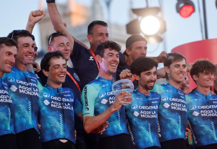 Ben O'Connor del equipo Décathlon-AG2R La Mondiale celebra con sus compañeros en el podio después de la última etapa de la Vuelta a España, una carrera contrarreloj de 24,6 km entre Madrid y Madrid, el 8 de septiembre de 2024. (Foto por Óscar del Pozo / AFP)