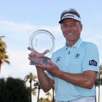 PHOENIX, ARIZONA - 10 DE NOVIEMBRE: Bernhard Langer de Alemania posa con el trofeo del Campeonato de la Copa Charles Schwab luego de la ronda final del Campeonato de la Copa Charles Schwab en Phoenix Country Club el 10 de noviembre de 2024 en Phoenix, Arizona. (Foto de Christian Petersen/Getty Images)