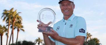 PHOENIX, ARIZONA - 10 DE NOVIEMBRE: Bernhard Langer de Alemania posa con el trofeo del Campeonato de la Copa Charles Schwab luego de la ronda final del Campeonato de la Copa Charles Schwab en Phoenix Country Club el 10 de noviembre de 2024 en Phoenix, Arizona. (Foto de Christian Petersen/Getty Images)