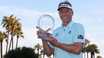 PHOENIX, ARIZONA - 10 DE NOVIEMBRE: Bernhard Langer de Alemania posa con el trofeo del Campeonato de la Copa Charles Schwab luego de la ronda final del Campeonato de la Copa Charles Schwab en Phoenix Country Club el 10 de noviembre de 2024 en Phoenix, Arizona. (Foto de Christian Petersen/Getty Images)