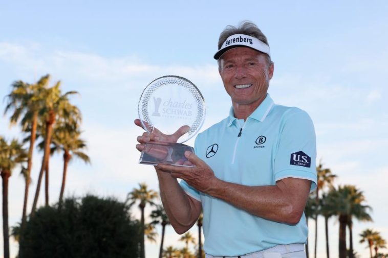 PHOENIX, ARIZONA - 10 DE NOVIEMBRE: Bernhard Langer de Alemania posa con el trofeo del Campeonato de la Copa Charles Schwab luego de la ronda final del Campeonato de la Copa Charles Schwab en Phoenix Country Club el 10 de noviembre de 2024 en Phoenix, Arizona. (Foto de Christian Petersen/Getty Images)