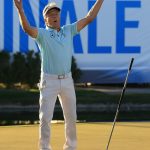 Bernhard Langer de Alemania celebra después de ganar el Campeonato de la Copa Charles Schwab 2024 luego de la ronda final en Phoenix Country Club el 10 de noviembre de 2024 en Phoenix, Arizona.