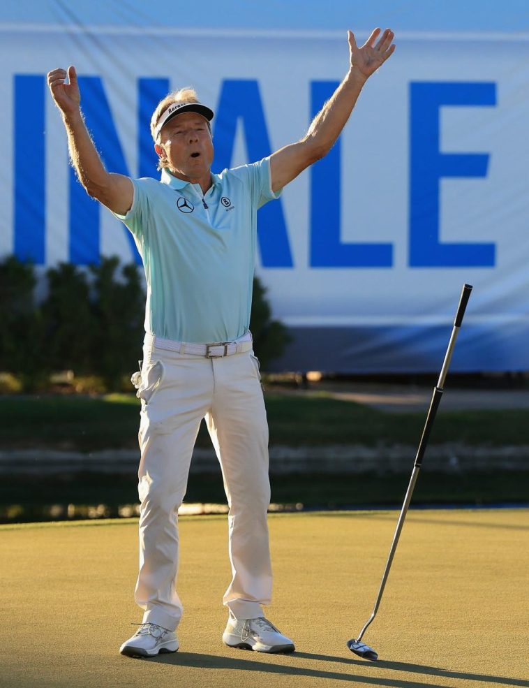 Bernhard Langer de Alemania celebra después de ganar el Campeonato de la Copa Charles Schwab 2024 luego de la ronda final en Phoenix Country Club el 10 de noviembre de 2024 en Phoenix, Arizona.