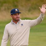 TROON, ESCOCIA - 19 DE JULIO: Bryson DeChambeau de los Estados Unidos reconoce a la multitud mientras camina por el hoyo 18 durante el segundo día del campeonato Abierto 152 en Royal Troon el 19 de julio de 2024 en Troon, Escocia. (Foto de Ross Kinnaird/Getty Images)