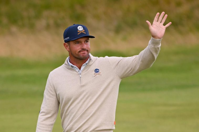 TROON, ESCOCIA - 19 DE JULIO: Bryson DeChambeau de los Estados Unidos reconoce a la multitud mientras camina por el hoyo 18 durante el segundo día del campeonato Abierto 152 en Royal Troon el 19 de julio de 2024 en Troon, Escocia. (Foto de Ross Kinnaird/Getty Images)