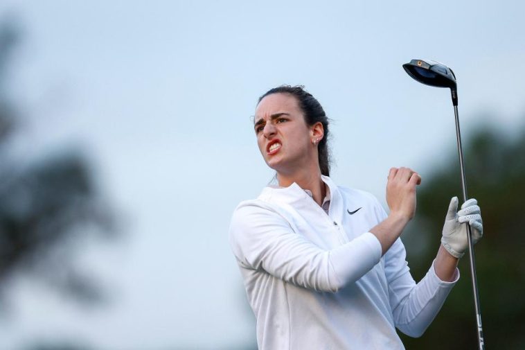 BELLEAIR, FLORIDA - 13 DE NOVIEMBRE: Caitlin Clark, jugadora de baloncesto profesional, reacciona a su tiro desde el segundo tee durante un Pro-Am antes del ANNIKA conducido por Gainbridge en Pelican 2024 en Pelican Golf Club el 13 de noviembre de 2024 en Belleair, Florida . (Foto de Douglas P. DeFelice/Getty Images) ORG XMIT: 776234741 ORIG FILE ID: 2184539320