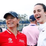 Caitlin Clark (derecha) jugó con la anfitriona del torneo Annika Sorenstam (izquierda) en el pro-am de The Annika, un evento de la LPGA el 13 de noviembre en el Pelican Golf Club en Belleair.