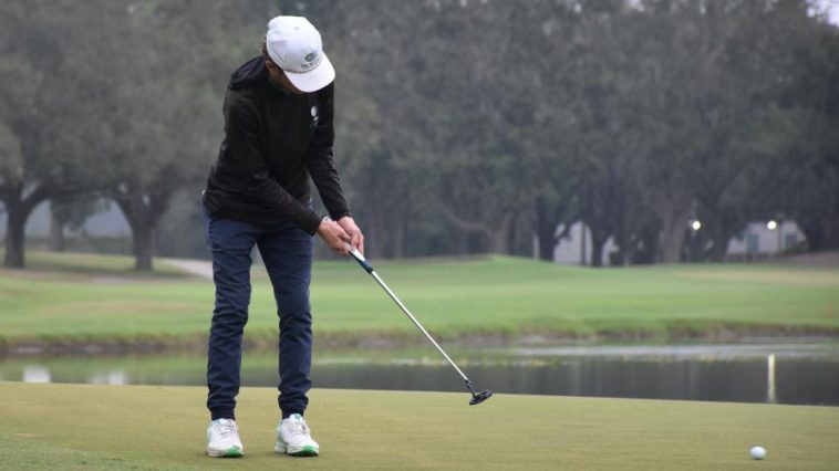 Brayden Jenard de Júpiter hace putts durante el campeonato estatal Clase 3A el 20 de noviembre de 2024.