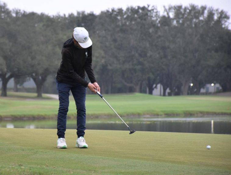 Brayden Jenard de Júpiter hace putts durante el campeonato estatal Clase 3A el 20 de noviembre de 2024.