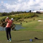 Alex Noren de Suecia juega su tiro desde el tee 18 durante la tercera ronda del Campeonato Butterfield Bermuda en el campo de golf Port Royal el 11 de noviembre de 2023 en Southampton, Bermuda. (Foto de Marianna Massey/Getty Images)