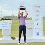 Erik van Rooyen de Sudáfrica levanta el trofeo después de ganar la ronda final del Campeonato Mundial de Tecnología en El Cardonal en Diamante el 5 de noviembre de 2023 en Cabo San Lucas, Baja California Sur, México. (Foto de Héctor Vivas/Getty Images)