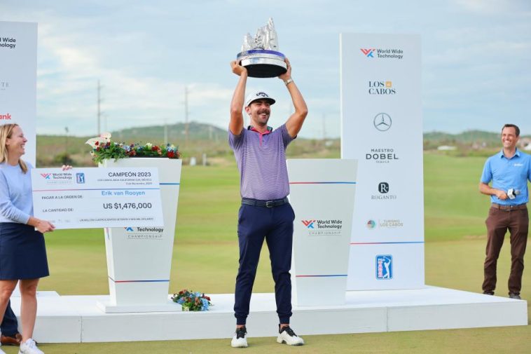 Erik van Rooyen de Sudáfrica levanta el trofeo después de ganar la ronda final del Campeonato Mundial de Tecnología en El Cardonal en Diamante el 5 de noviembre de 2023 en Cabo San Lucas, Baja California Sur, México. (Foto de Héctor Vivas/Getty Images)